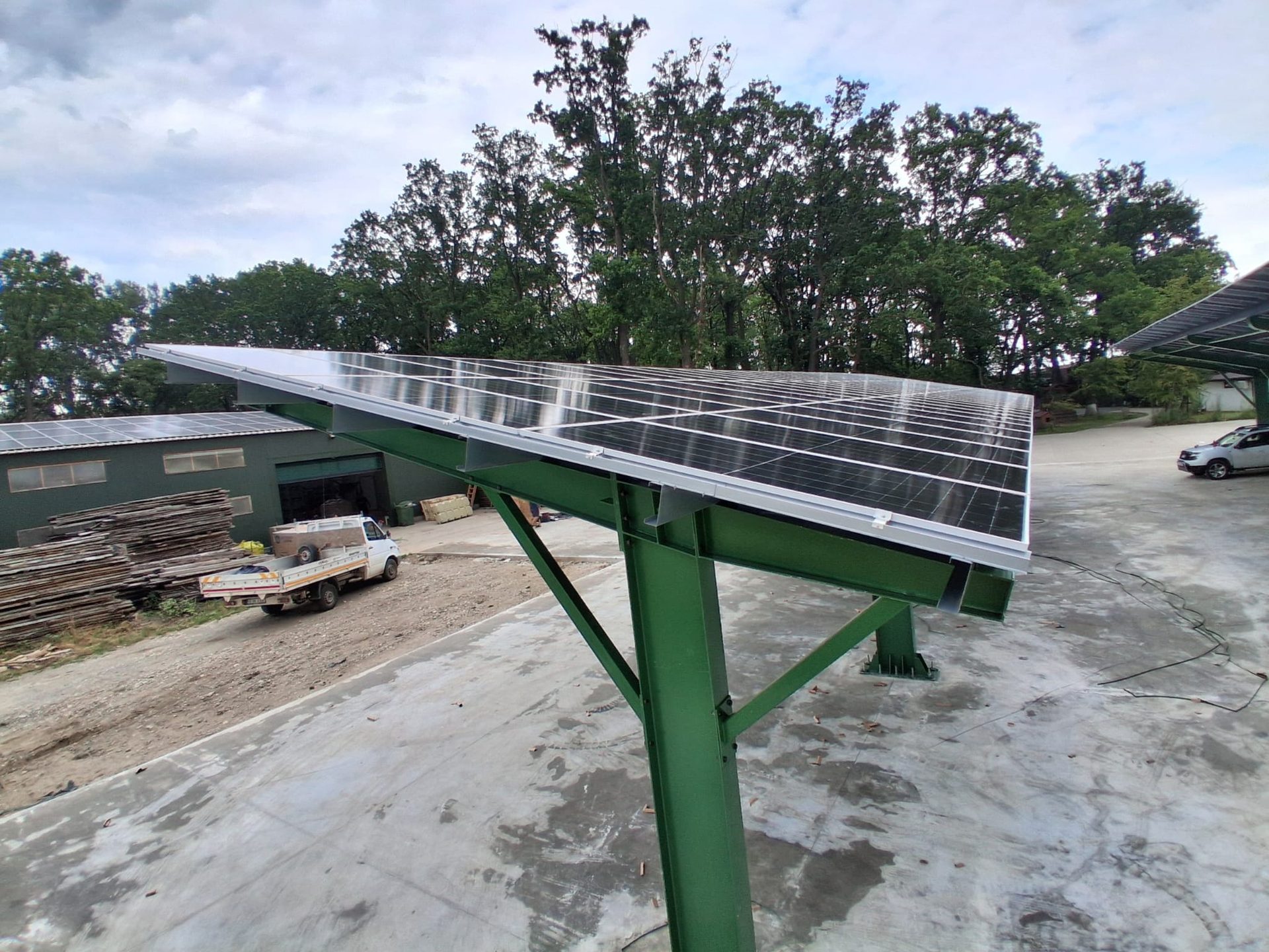 Structură carport cu panouri fotovoltaice